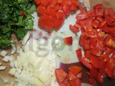 Ryžiai su troškiniu, pomidorais, paprika ir sūriu Žingsnis 1