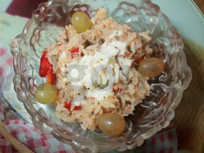 Ryžiai su troškiniu, pomidorais, paprika ir sūriu pagrindine nuotrauka