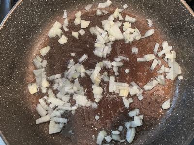 Morkos, troškintos su grietine ir žolelėmis Žingsnis 2