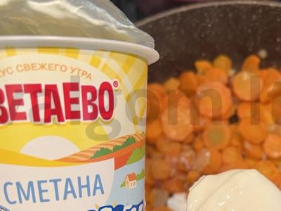 Morkos, troškintos su grietine ir žolelėmis Žingsnis 6