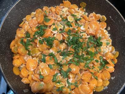 Morkos, troškintos su grietine ir žolelėmis Žingsnis 8