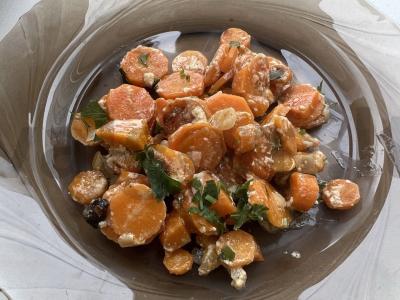 Morkos, troškintos su grietine ir žolelėmis pagrindine nuotrauka