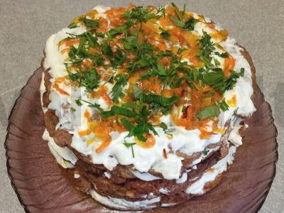 Vištienos kepenų tortas su grietinės kremu pagrindine nuotrauka