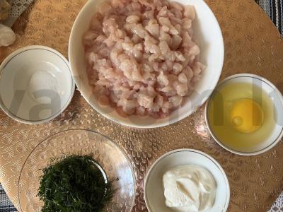 Smulkintos vištienos kotletai su grietine ir krapais Žingsnis 1