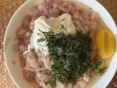 Smulkintos vištienos kotletai su grietine ir krapais Žingsnis 2