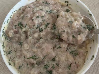 Smulkintos vištienos kotletai su grietine ir krapais Žingsnis 3