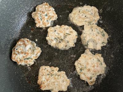 Smulkintos vištienos kotletai su grietine ir krapais Žingsnis 4