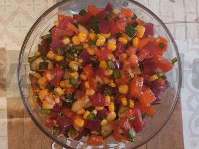 Šviežių ir virtų daržovių salotas „Kaleidoskopas“ pagrindine nuotrauka