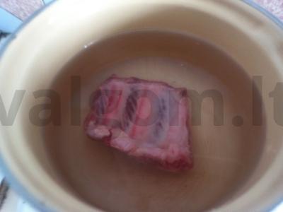 Sriuba su kiaulienos šonkauliais, grybais ir svogūnais Žingsnis 1