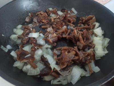 Sriuba su kiaulienos šonkauliais, grybais ir svogūnais Žingsnis 2