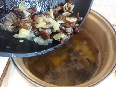 Sriuba su kiaulienos šonkauliais, grybais ir svogūnais Žingsnis 4