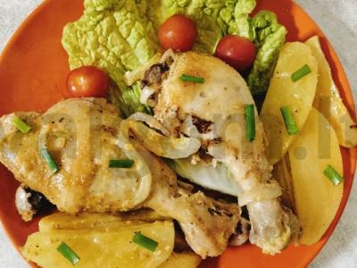 Skani vištiena su bulvėmis ir svogūnais orkaitėje pagrindine nuotrauka