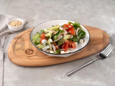 Salotas su feta ir moliūgų sėklomis pagrindine nuotrauka