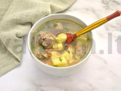 Sriuba su makaronais ir mėsos kukuliais pagrindine nuotrauka