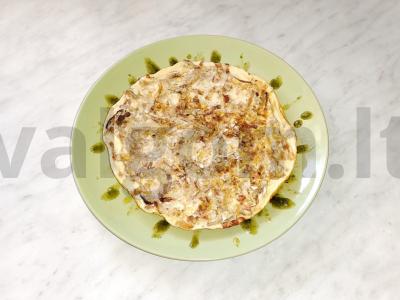 Kiaušinių pusryčiai su daržovėmis ir dešrelėmis pagrindine nuotrauka