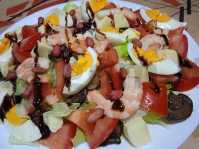 Salotas su krevetėmis, pievagrybiais ir žemės riešutais pagrindine nuotrauka