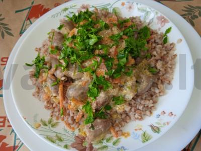 Vištienos širdelės grietinėlės padaže su grikių garnyru pagrindine nuotrauka