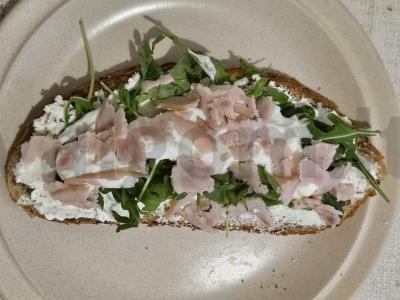 Sotūs brusketas su sūriu ir kumpiu Žingsnis 2