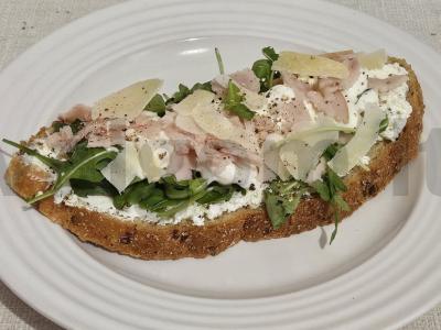 Sotūs brusketas su sūriu ir kumpiu pagrindine nuotrauka