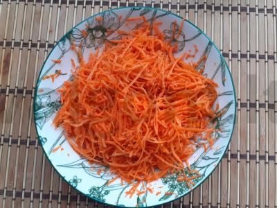 Aštri morkų salotos su kalendromis ir česnaku pagrindine nuotrauka