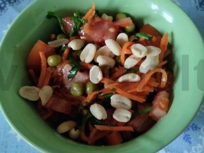Aštrus daržovių salotas su sūdytais žemės riešutais pagrindine nuotrauka