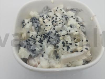 Salotos su kalmarais, miško grybais ir juodaisiais sezamais pagrindine nuotrauka