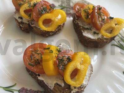 Daržovių brusketė ant daugiagrūdžio duonos pagrindine nuotrauka