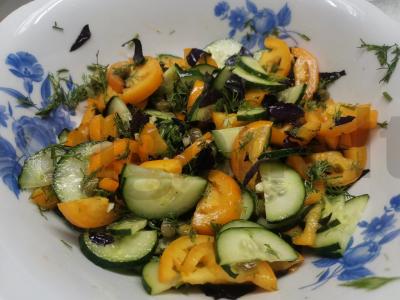 Daržovių salotas su kaparėliais pagrindine nuotrauka