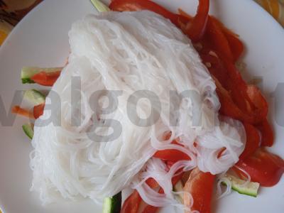 Aštrus salotas su funčozomis, jautiena ir daržovėmis Žingsnis 6