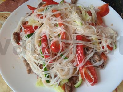 Aštrus salotas su funčozomis, jautiena ir daržovėmis Žingsnis 8