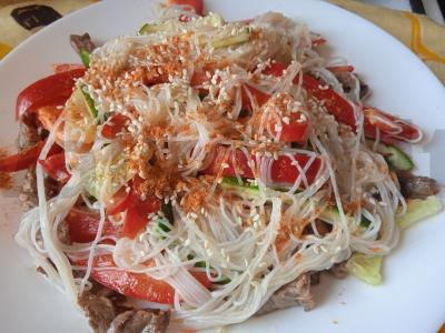 Aštrus salotas su funčozomis, jautiena ir daržovėmis pagrindine nuotrauka