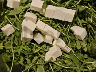 Salotas su feta sūriu, vyšniniais pomidorais ir rukola Žingsnis 1