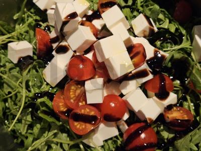 Salotas su feta sūriu, vyšniniais pomidorais ir rukola Žingsnis 3