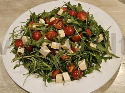 Salotas su feta sūriu, vyšniniais pomidorais ir rukola pagrindine nuotrauka