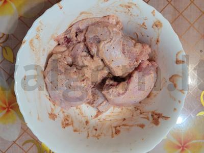 Švelnios vištienos šlaunelės ir bulvės aštriame marinate Žingsnis 2