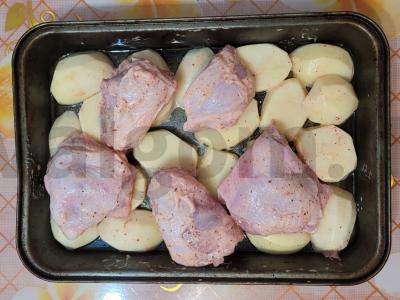 Švelnios vištienos šlaunelės ir bulvės aštriame marinate Žingsnis 4