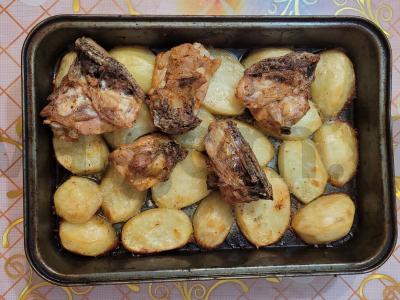 Švelnios vištienos šlaunelės ir bulvės aštriame marinate pagrindine nuotrauka