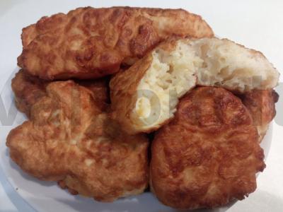 Sūrio pufikai ant kefyro pagrindine nuotrauka