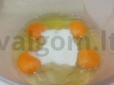 Biskvitinis ritinys su virta saldžia grietinėle Žingsnis 1