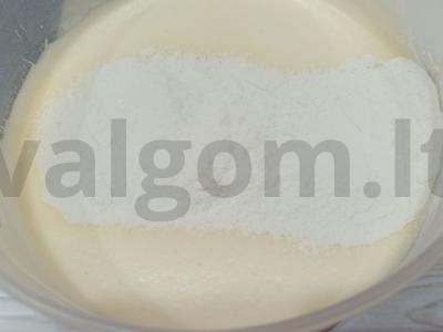 Biskvitinis ritinys su virta saldžia grietinėle Žingsnis 2