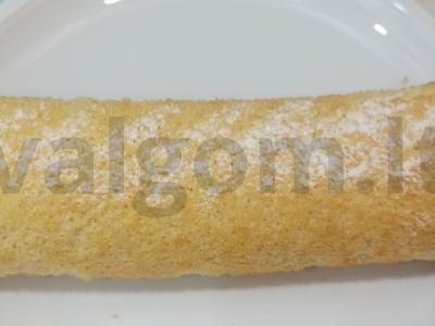 Biskvitinis ritinys su virta saldžia grietinėle pagrindine nuotrauka