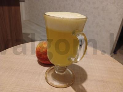 Gėrimas su mandarinų, ananasų, obuolių ir mineraliniu vandeniu Žingsnis 2