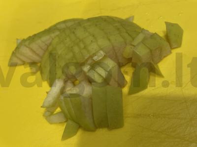 Salotos su raugintais kopūstais ir obuoliu Žingsnis 1