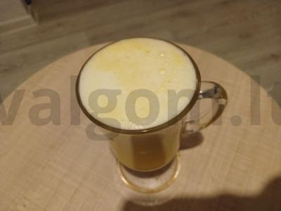 Gėrimas su mandarinų, ananasų, obuolių ir mineraliniu vandeniu pagrindine nuotrauka