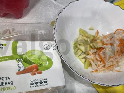 Salotos su raugintais kopūstais ir obuoliu Žingsnis 3