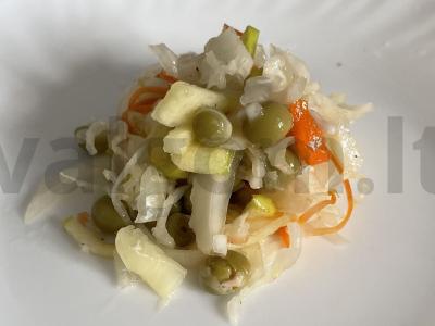 Salotos su raugintais kopūstais ir obuoliu pagrindine nuotrauka