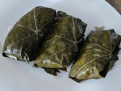 Turkiški kopūstai vynuogių lapuose „Sarma“ pagrindine nuotrauka