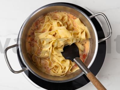 Makaronai su brie sūrio ir pomidorų padažu Žingsnis 6