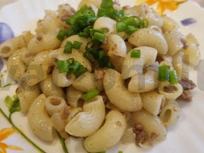 Makaronai su faršu ir svogūnais pagrindine nuotrauka