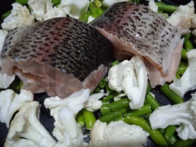 Lašiša, kepta su žiedine kopūstu ir pupelėmis Žingsnis 3